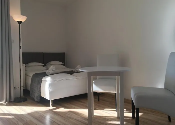 Goscinne Akwatel ياستارنيا